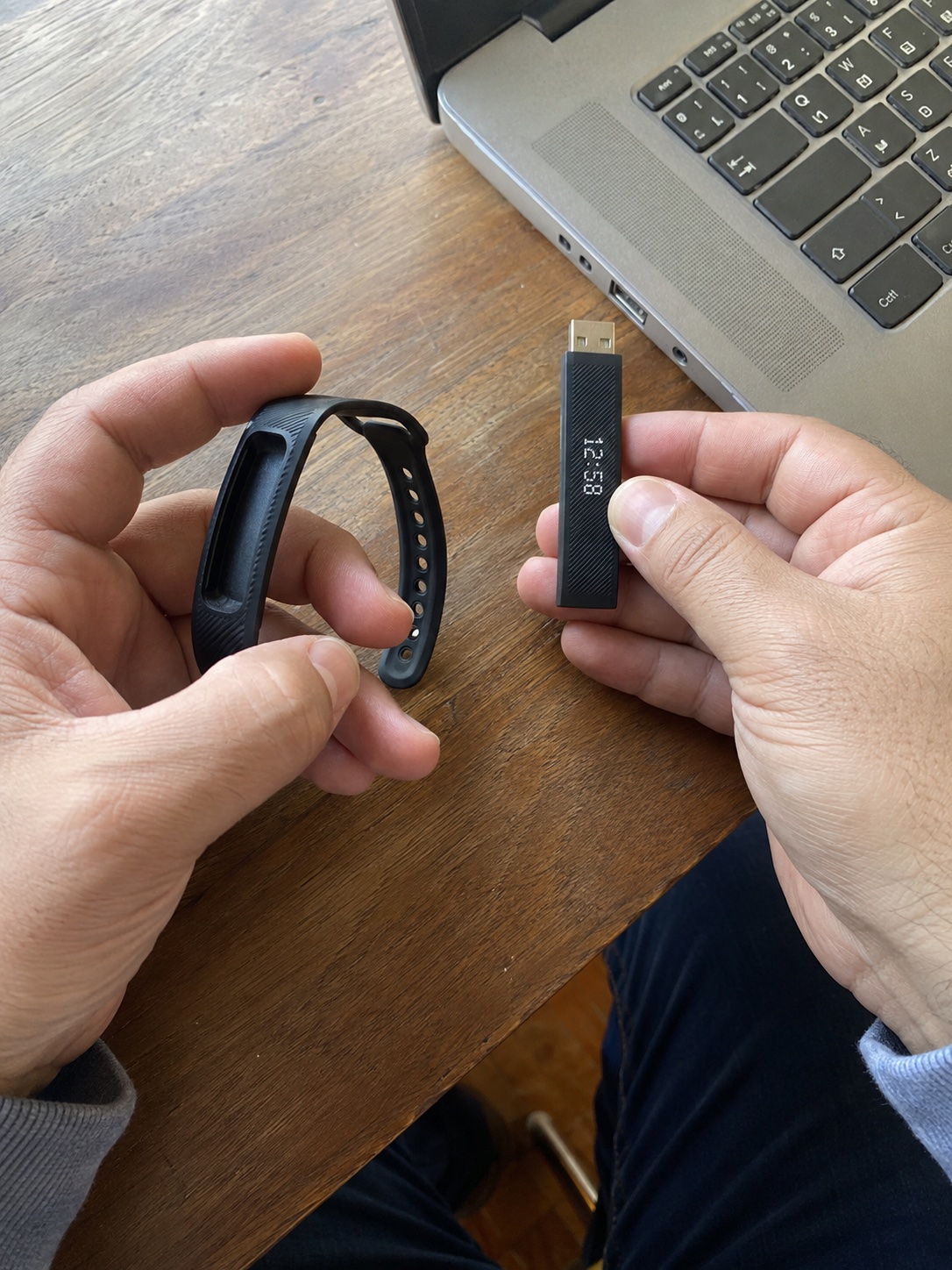 Manos preparando el módulo USB de BIVRA junto a un computador